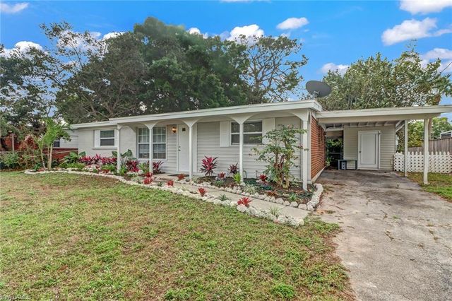 2140 Harbor LN, Naples, FL 34104
