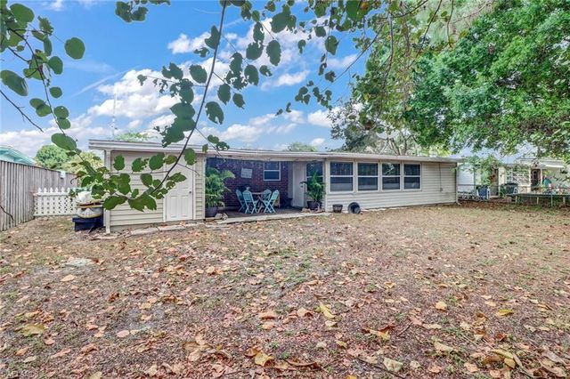 2140 Harbor LN, Naples, FL 34104
