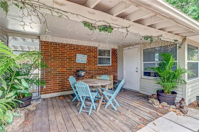 2140 Harbor LN, Naples, FL 34104