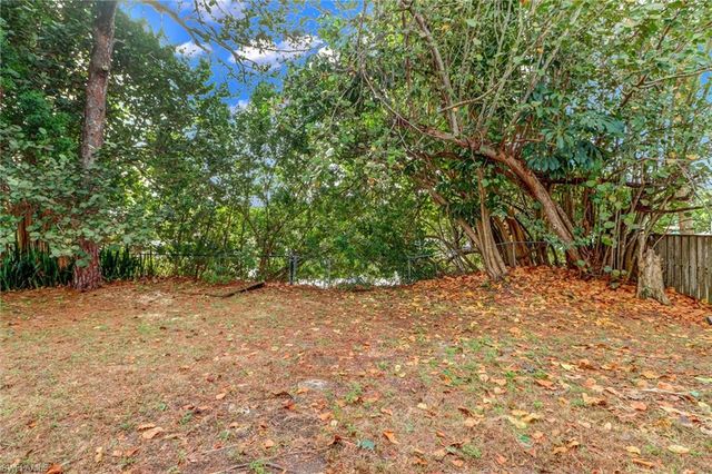 2140 Harbor LN, Naples, FL 34104