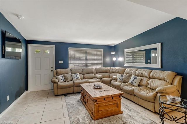 2140 Harbor LN, Naples, FL 34104