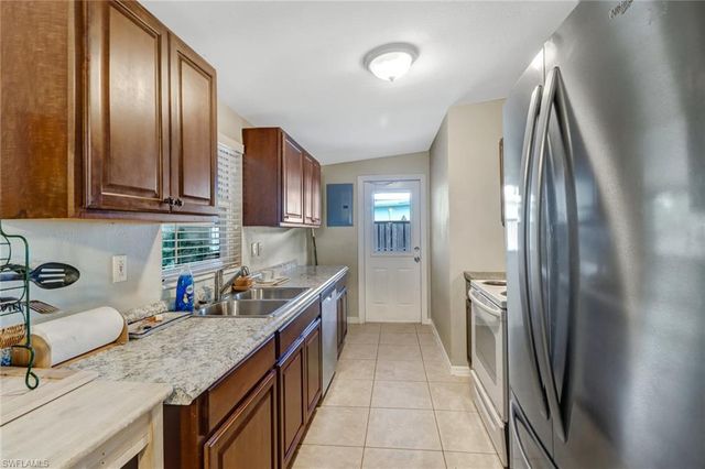 2140 Harbor LN, Naples, FL 34104