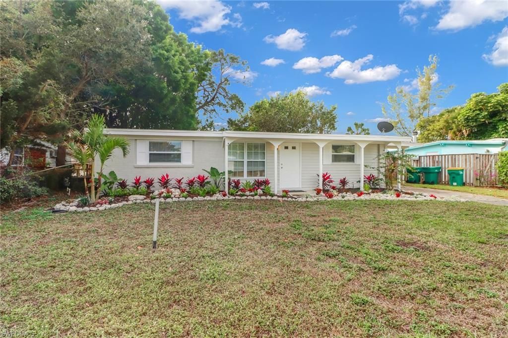 2140 Harbor LN, Naples, FL 34104