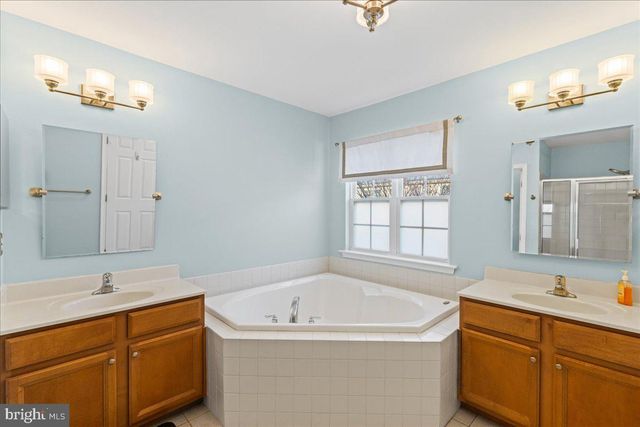 246 BRINLEY DR, Pennington, NJ 08534