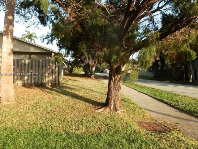 8680 Crater Ter, West Palm Beach, FL 33403