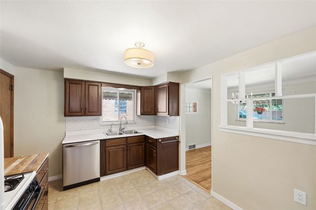 5138 Delford St, Lincoln Place, PA 15207