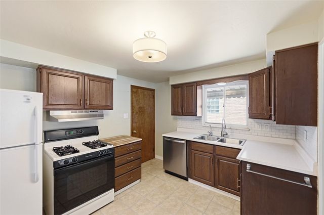 5138 Delford St, Lincoln Place, PA 15207