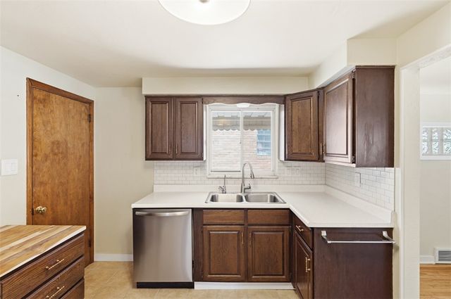 5138 Delford St, Lincoln Place, PA 15207