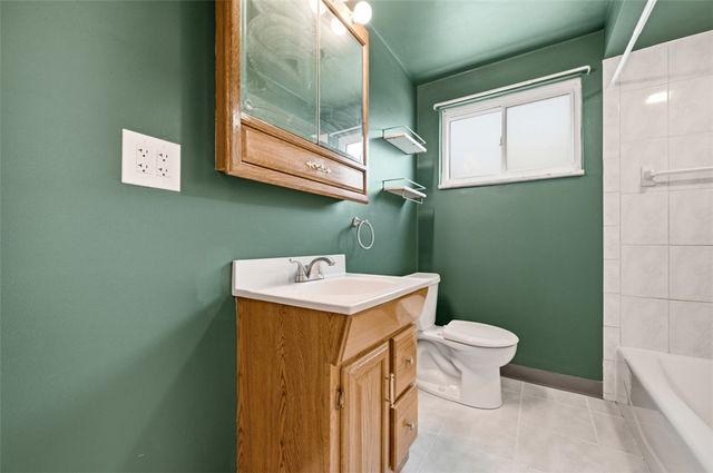 5138 Delford St, Lincoln Place, PA 15207