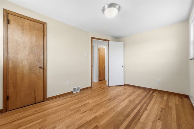 5138 Delford St, Lincoln Place, PA 15207