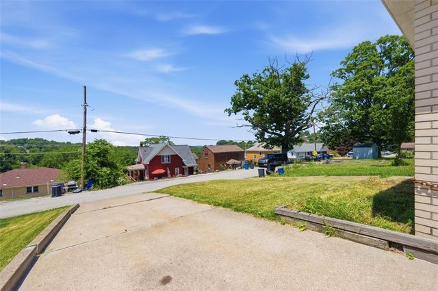5138 Delford St, Lincoln Place, PA 15207