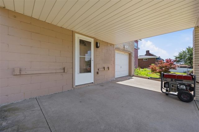 5138 Delford St, Lincoln Place, PA 15207