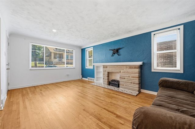 5138 Delford St, Lincoln Place, PA 15207