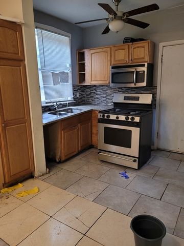 7655 S Clyde Avenue, Chicago, IL 60649