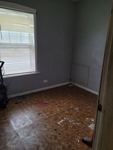 7655 S Clyde Avenue, Chicago, IL 60649