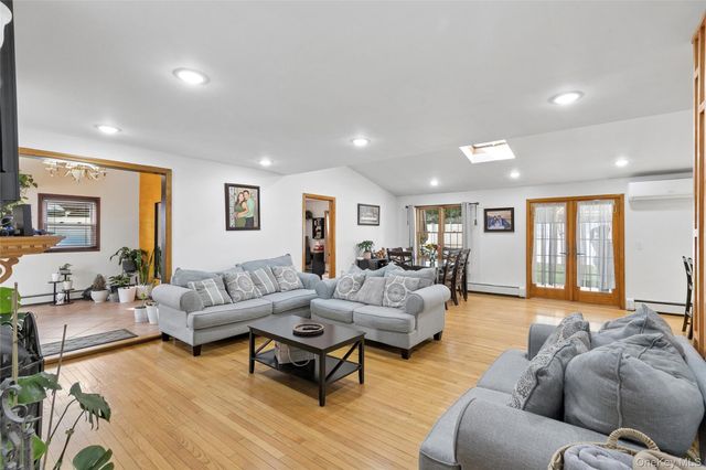 93 Hearth Lane, Westbury, NY 11590