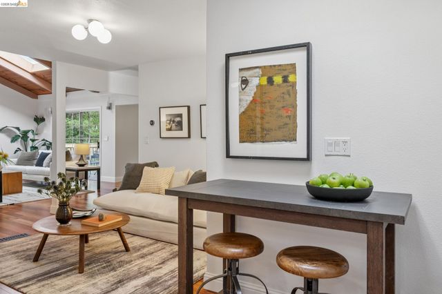 6785 Aitken Dr, Oakland, CA 94611