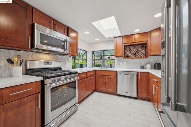 6785 Aitken Dr, Oakland, CA 94611