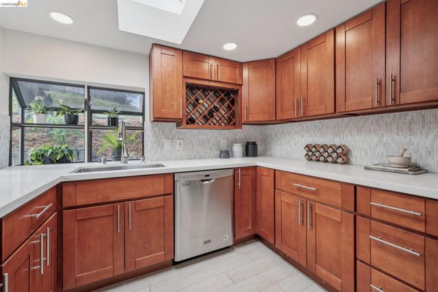 6785 Aitken Dr, Oakland, CA 94611