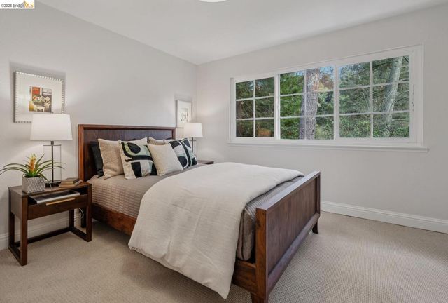 6785 Aitken Dr, Oakland, CA 94611