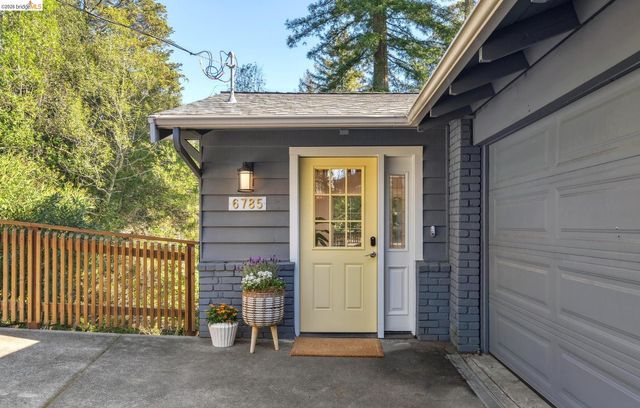 6785 Aitken Dr, Oakland, CA 94611