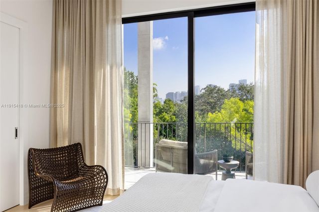 86 SW 28th Rd 7, Miami, FL 33129