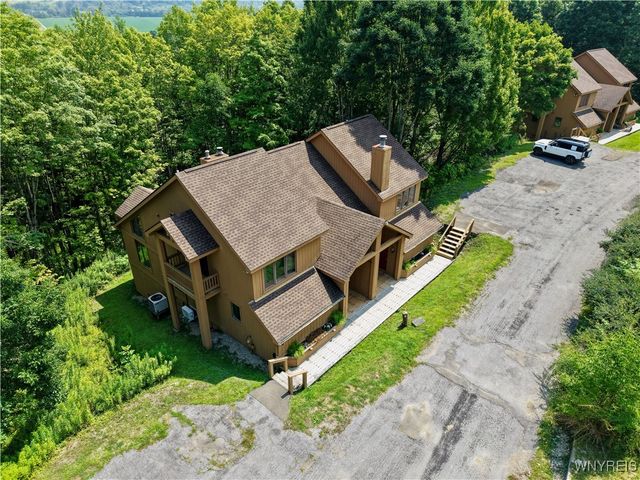19 Snowpine, Great Valley, NY 14741