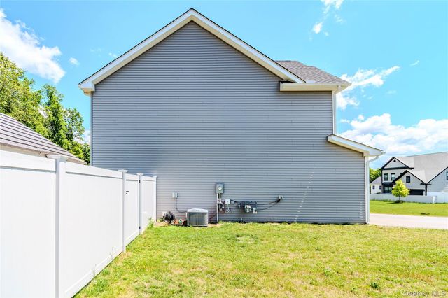 211 Ridgeline Drive, Poughkeepsie, NY 12603