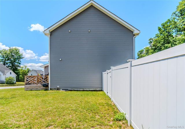 211 Ridgeline Drive, Poughkeepsie, NY 12603