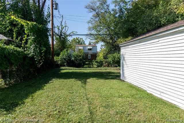 9037 Longacre Street, Detroit, MI 48228