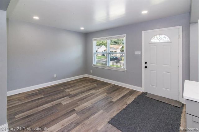 9037 Longacre Street, Detroit, MI 48228