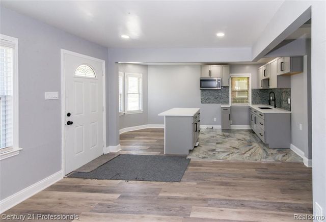 9037 Longacre Street, Detroit, MI 48228