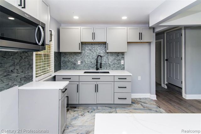 9037 Longacre Street, Detroit, MI 48228