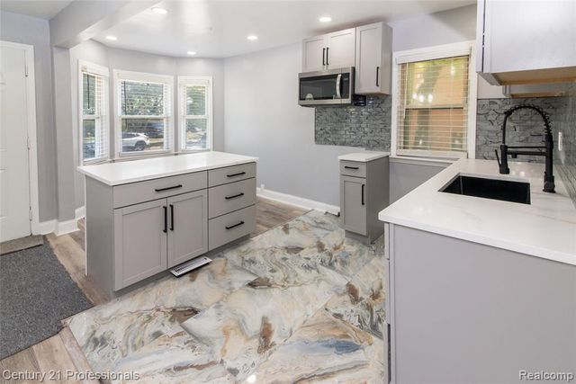 9037 Longacre Street, Detroit, MI 48228