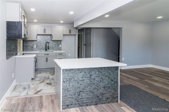 9037 Longacre Street, Detroit, MI 48228