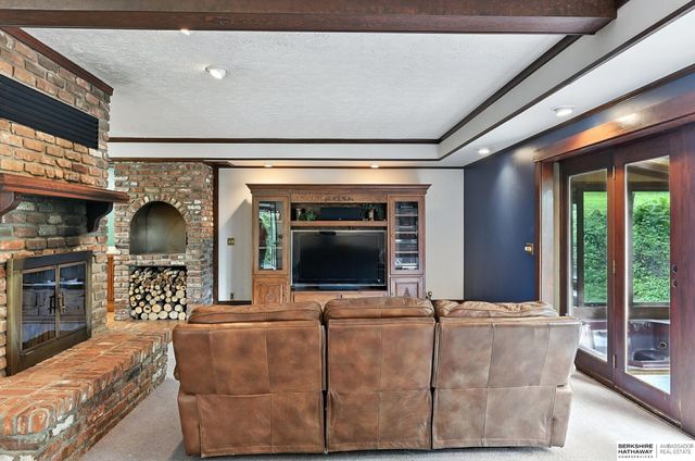 11414 N 76 Plaza, Omaha, NE 68122