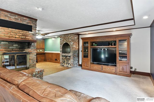 11414 N 76 Plaza, Omaha, NE 68122