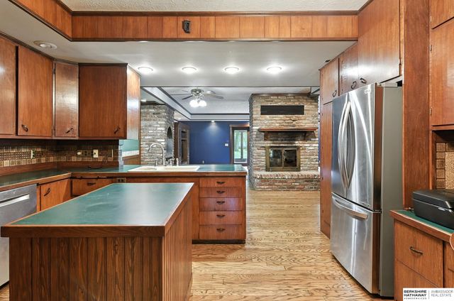 11414 N 76 Plaza, Omaha, NE 68122