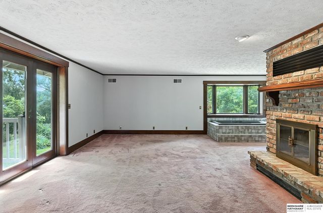 11414 N 76 Plaza, Omaha, NE 68122