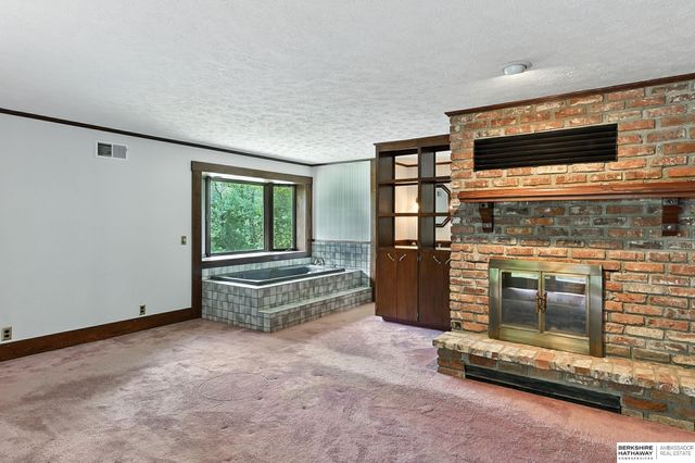 11414 N 76 Plaza, Omaha, NE 68122