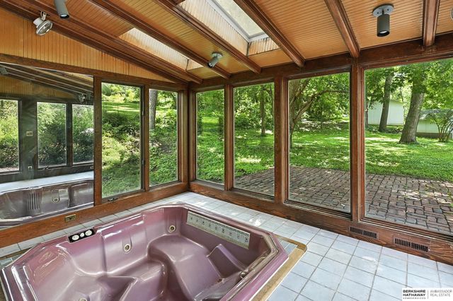 11414 N 76 Plaza, Omaha, NE 68122