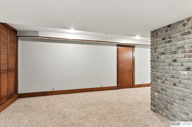 11414 N 76 Plaza, Omaha, NE 68122