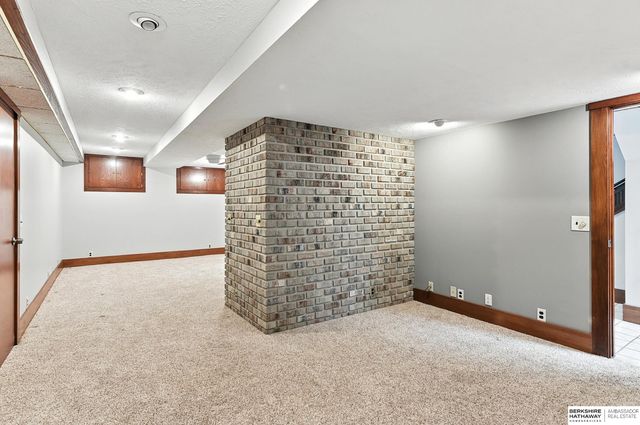 11414 N 76 Plaza, Omaha, NE 68122