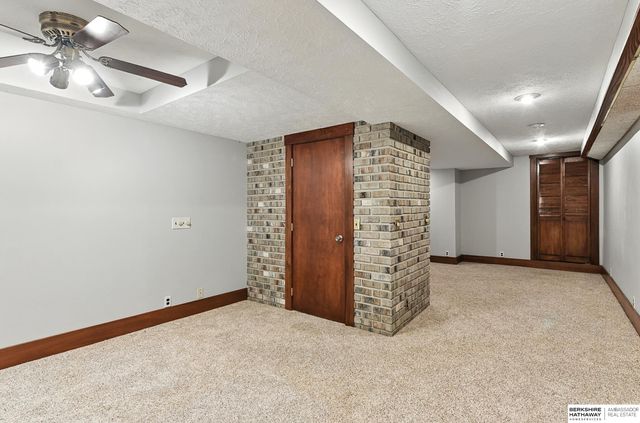 11414 N 76 Plaza, Omaha, NE 68122