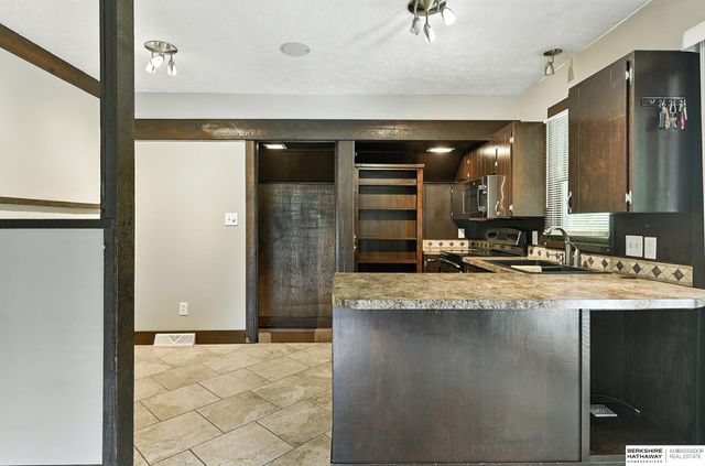 11414 N 76 Plaza, Omaha, NE 68122