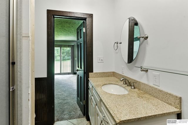 11414 N 76 Plaza, Omaha, NE 68122