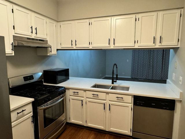 1619 WOODCREST Circle, Mundelein, IL 60060