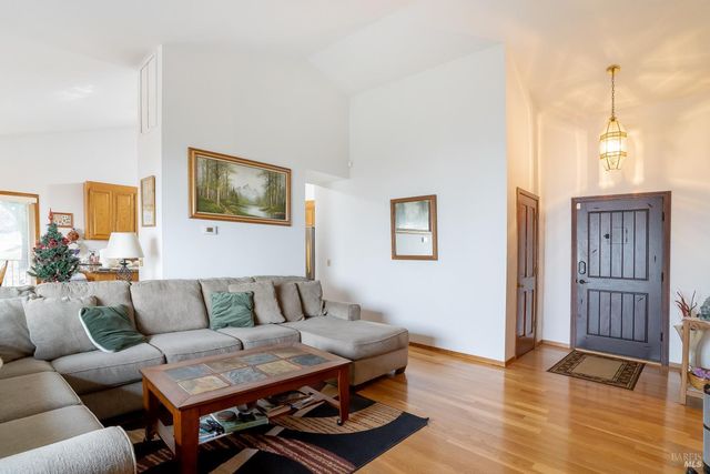 514 Country Club Ln, Napa, CA 94558