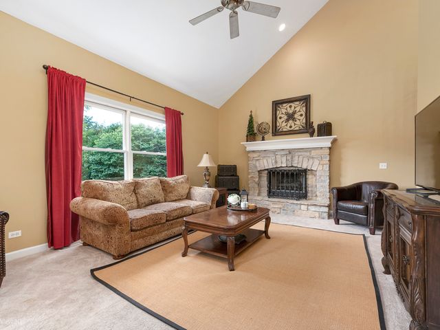 852 Sunrise Drive, South Elgin, IL 60177