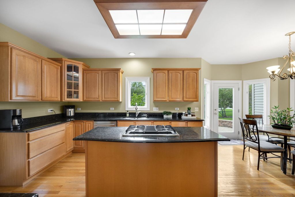 Image 11 of property listing at 852 Sunrise Drive, South Elgin, IL 60177